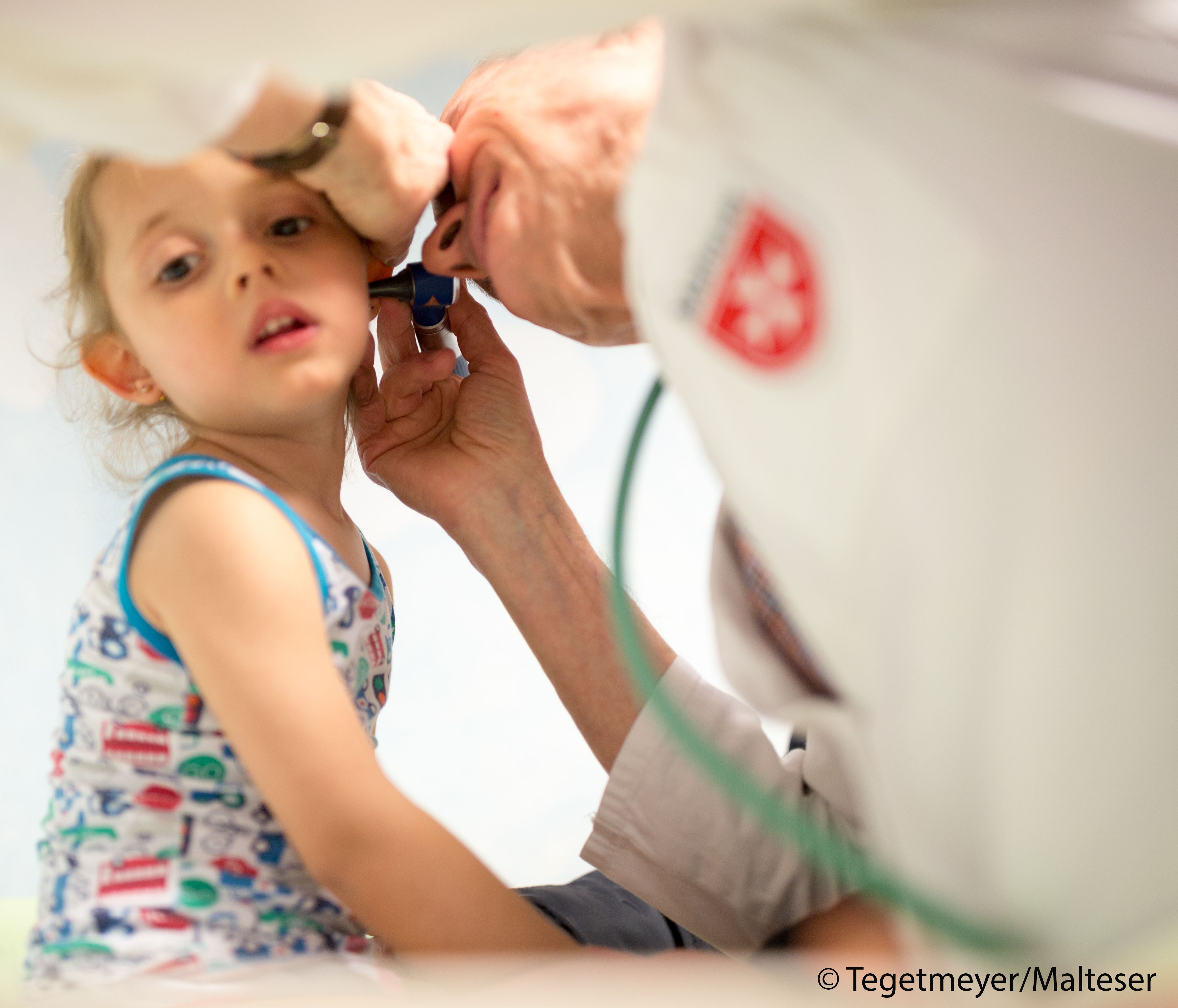 Arzt untersucht Ohren eines Kindes