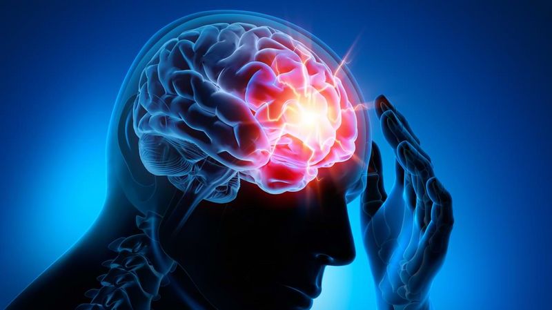 Eine computergenerierte Person fasst sich an den Kopf, der Schädel ist transparent, sodass im vorderen Teil des Hirns ein rot-oranges Leuchten zu erkennen ist.