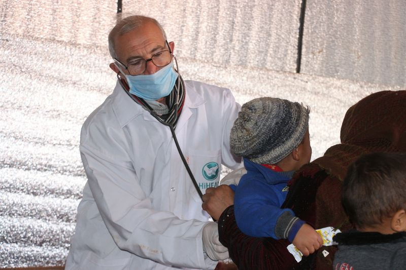 Arzt untersucht syrisches Kind 