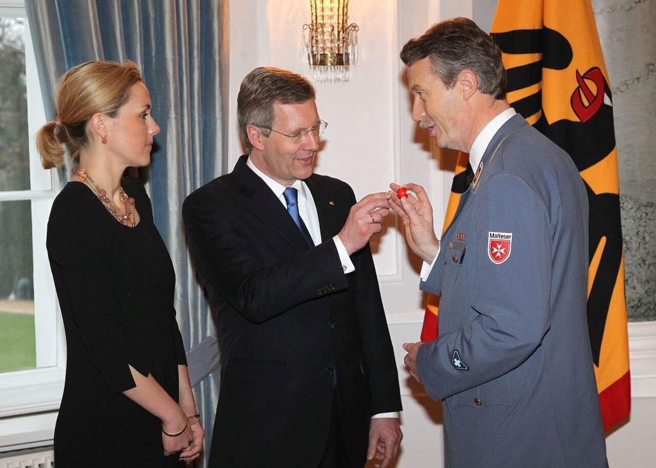 2011: Bundespräsident Christian Wulff bekommt den Malteser Kreisel von Constantin von Brandenstein überreicht.