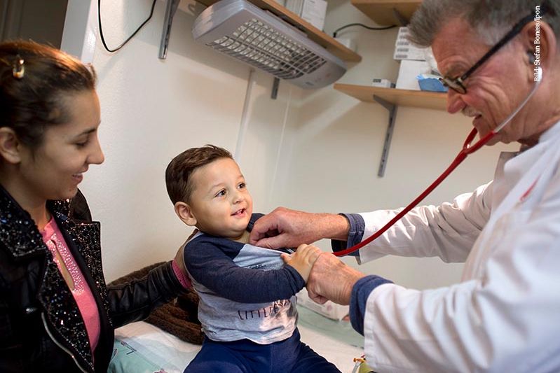 Arzt untersucht kleinen Jungen mit  Stethoskop
