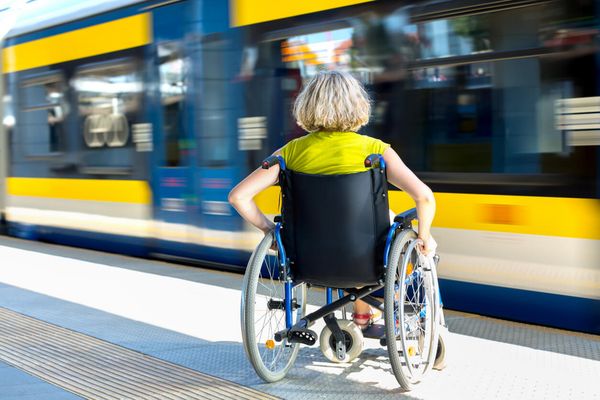 Rollstuhlfahrerin wartet auf den Zug