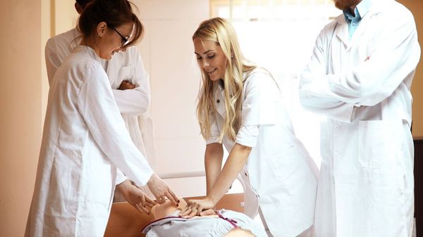 Junge Pflegekräfte lernen Herz-Rythmus-Massage
