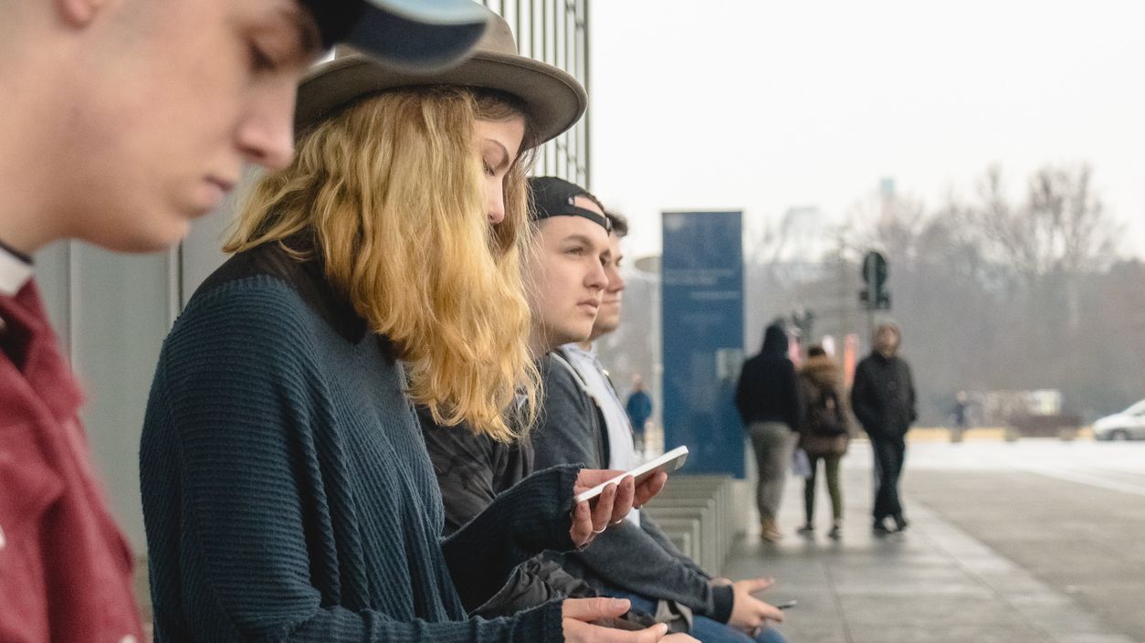 Junge Menschen auf einem Bürgersteig in Berlin