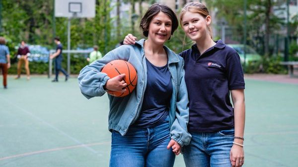 Zwei junge Frauen auf einem Basketballplatz