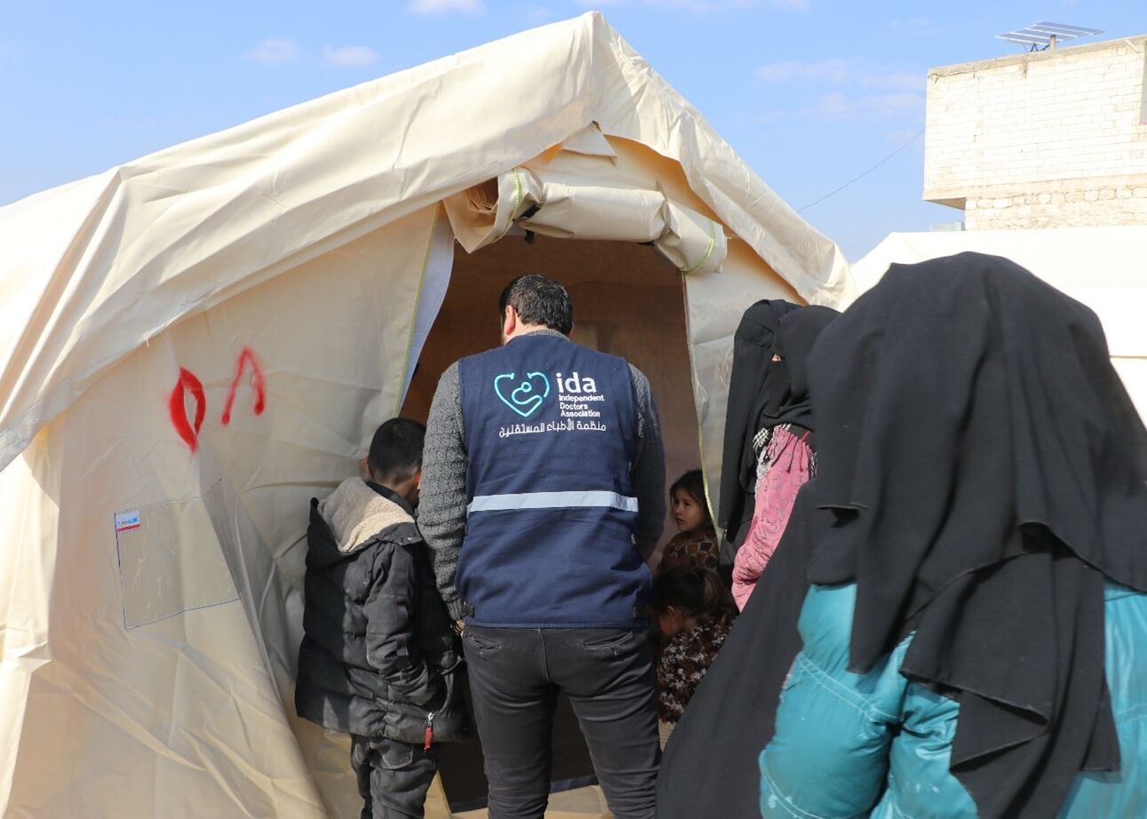 Die syrischen Partnerorganisationen von Malteser International – hier in Atarib – verteilen Zelten, Betten, Decken und Lebensmitteln an Bedürftige und kümmern sich um die medizinische und psychologische Versorgung der Betroffenen. 