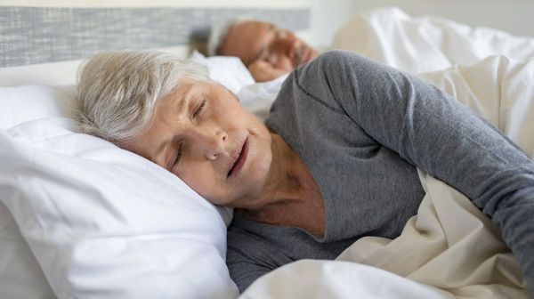 Älteres Ehepaar, welche fest im Tiefschlaf sind.