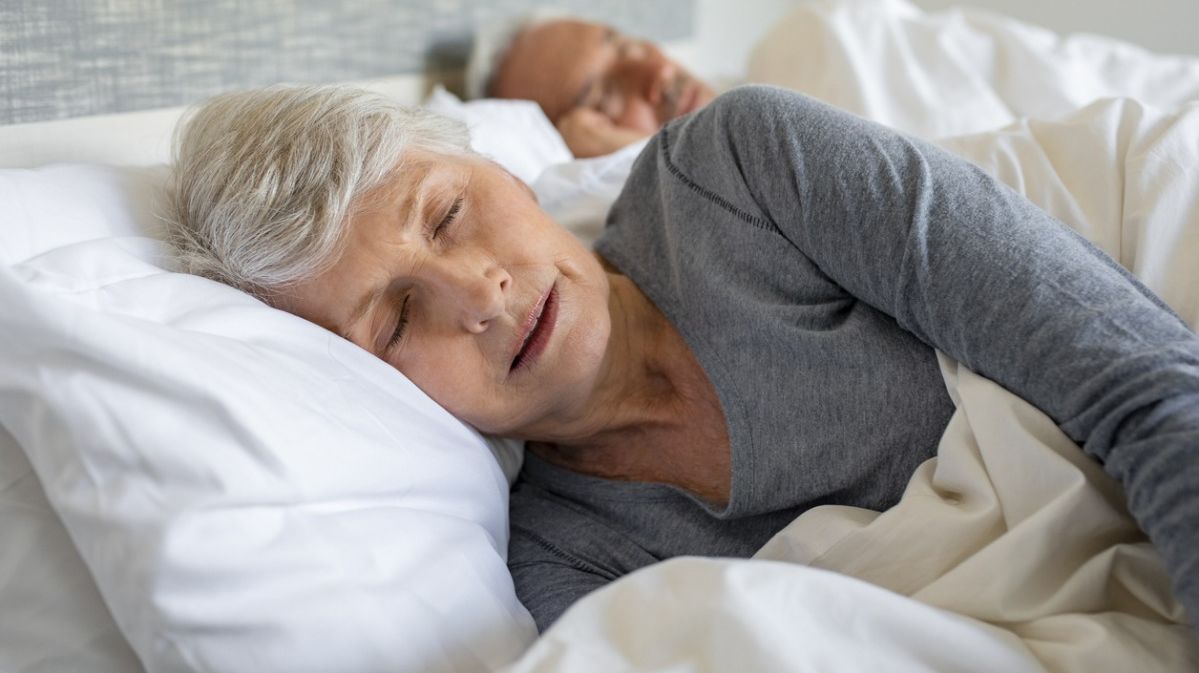Älteres Ehepaar, welche fest im Tiefschlaf sind.