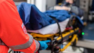 Sanitäter verlädt eine verletzte Person in den Rettungswagen