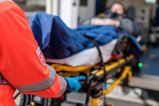 Sanitäter verlädt eine verletzte Person in den Rettungswagen