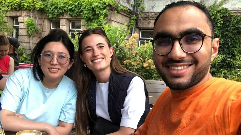 Drei junge Menschen machen gemeinsam ein Selfie