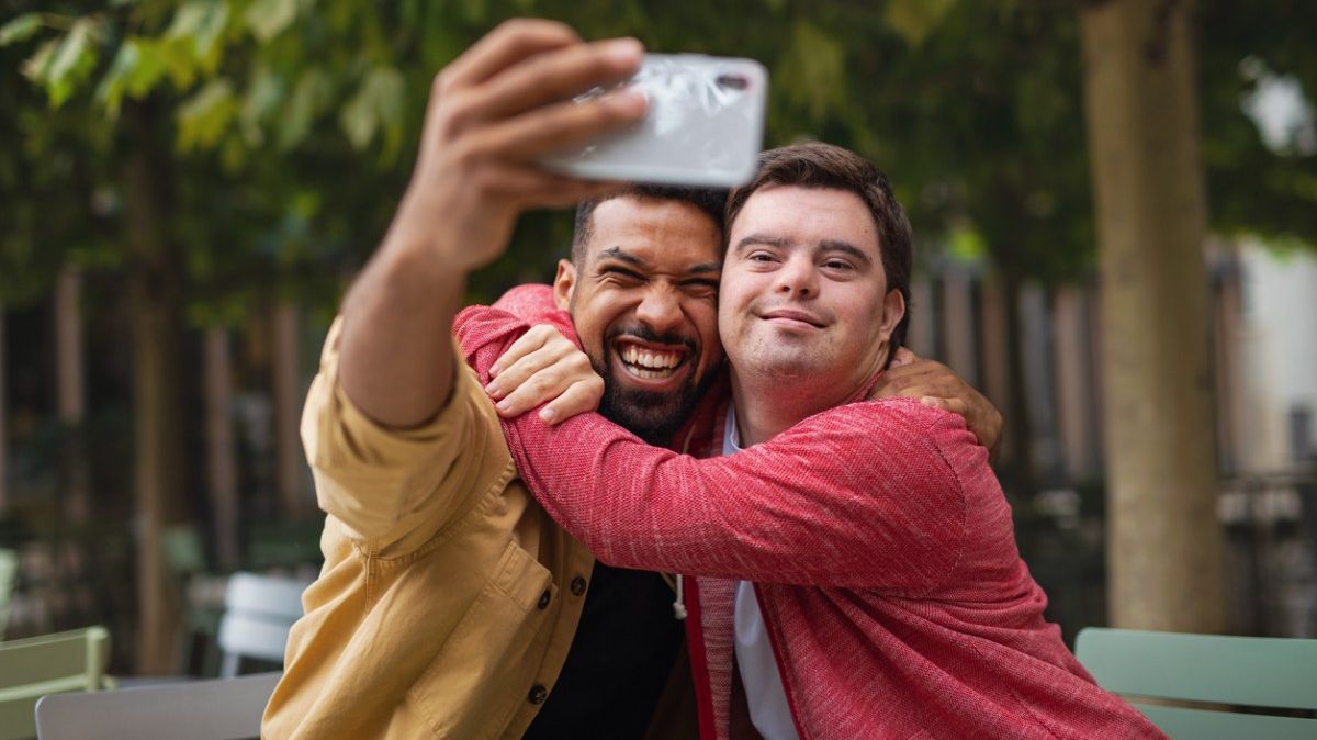 Zwei Männer machen ein Selfie mit einem Smartphone