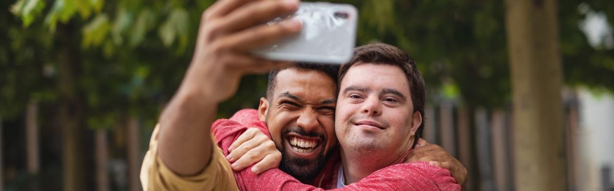 Zwei Männer machen ein Selfie mit einem Smartphone