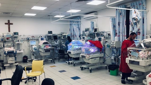 Brutkästen auf einer Neugeborenenstation