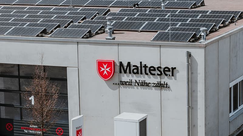 Auf dem Dach der Malteser Rettungswache in Metzingen sind Photovoltaik-Anlagen aufgestellt