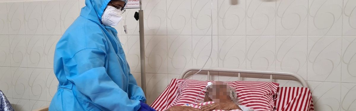 Eine alte Frau wird in einer indischen Klinik versorgt.