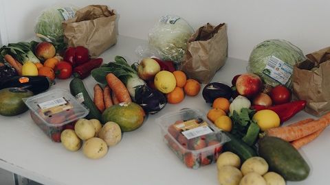 Obst und Gemüse liegen auf einem Tisch bereit.