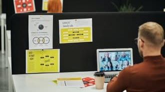 Mitarbeiter in einem Teams-Meeting vorm Bildschirm.