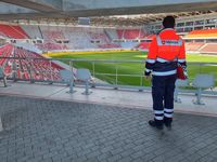 Mitarbeiter der Malteser im Fußballstadion