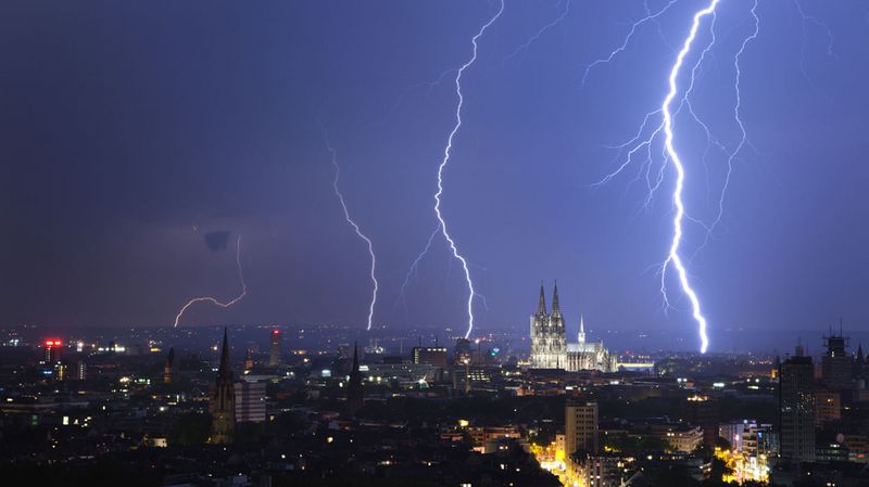 Blitze an einem Nachthimmel über Köln