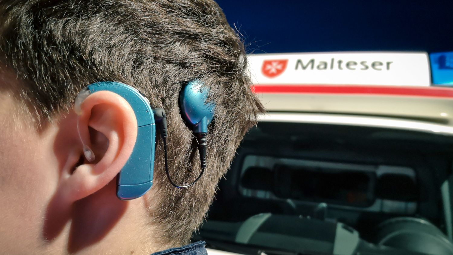 Hörgerät am Kopf einer Notfallsanitäterin