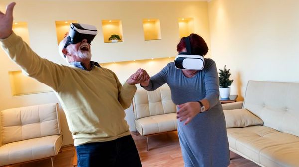 Ein älteres Paar mit VR-Brillen.