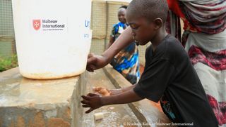 Sauberes Wasser schützt: Ein Kind wäscht sich die Hände