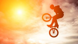 Ein BMX-Fahrer springt mit seinem Fahrrad durch die Luft