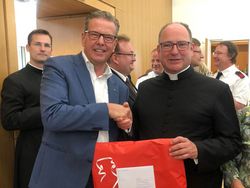 Diözesanleiter Martin Rösler (li.) gratulierte dem Jubilar und überreichte ein Geschenk der Diözesanleitung.