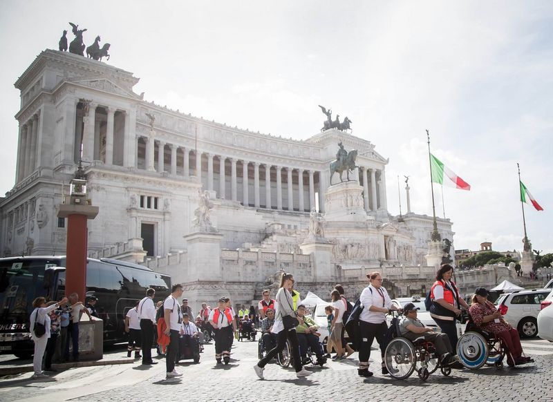 Rollstuhlfahrer mitten in Rom
