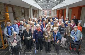 Die rund 50 Seniorinnen und Senioren trafen sich zum Gruppenfoto im Foyer der Malteser Kommende. 