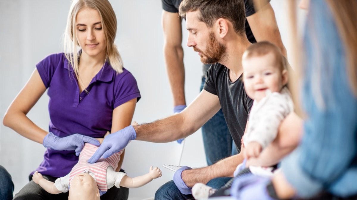 Menschen bei einem Erste-Hilfe-Kurs am Baby.