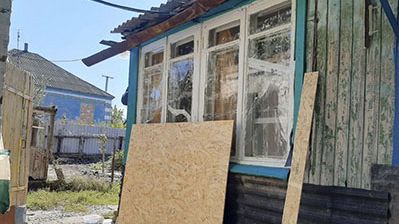 Haus mit kaputten Fensterscheiben 