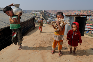 Die Kinder sind in Bangladesch oft für das Wasserholen verantwortlich.