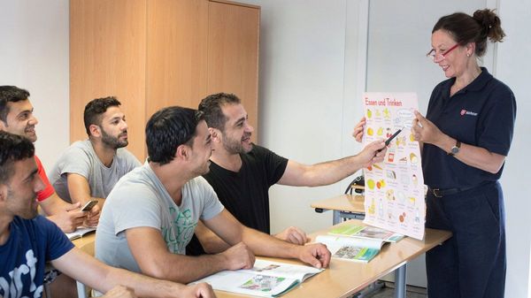 Malteser Ehrenamtliche unterrichtet Flüchtlingsklasse.