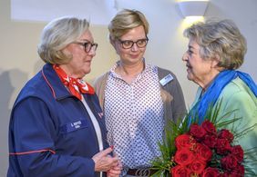 V.l.: Irmtraut Reyss mit Sabine Glück von der Kommende Ehreshoven und Marie-Luise Marjan. 