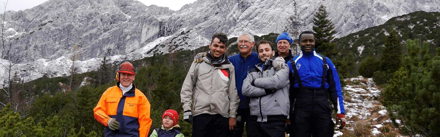 Alpen.Leben.Menschen: Gruppe von Wanderern posieren in den Alpen