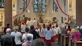 Die Messfeier fand in der festlich geschmückten Kirche Sankt Simon und Judas in Hennef statt. Fotos: privat