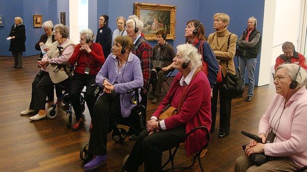 Eine Gruppe älterer Frauen im Museum.