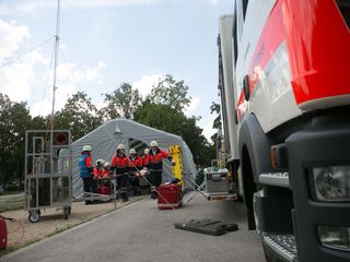 Malteser-Fahrzeug vor einem Zelt