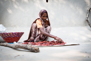 Frau in Indien bei der Essensvorbereitung