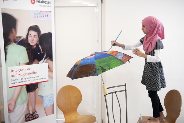 Mädchen malt Regenschirm an