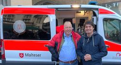 Der Stadtbeauftragte der Hennefer Malteser, Hans Schramm (l.), begrüßte Bürgermeister Mario Dahm am Stand der Malteser und stelle den Malteser Herzenswunsch-Krankenwagen vor. 