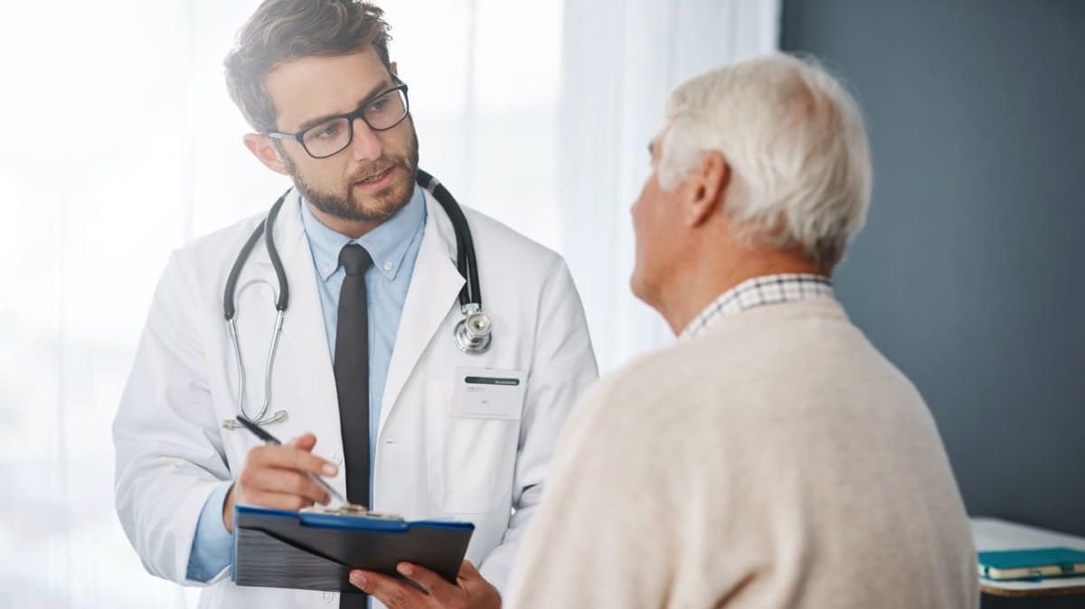 Ein Arzt führt eine Gesundheitsvorsorge bei einem älteren Mann durch.