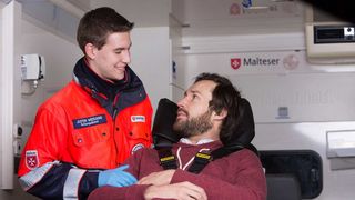 Malteser Rettungshelfer mit Patient