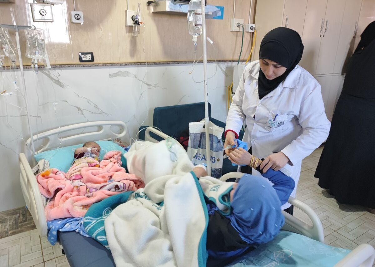 Im Krankenhaus von IDA erhalten Fatima und ihre Tochter medizinische Hilfe und werden gut versorgt.