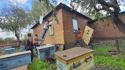 Männer reparieren zerstörtes Haus 