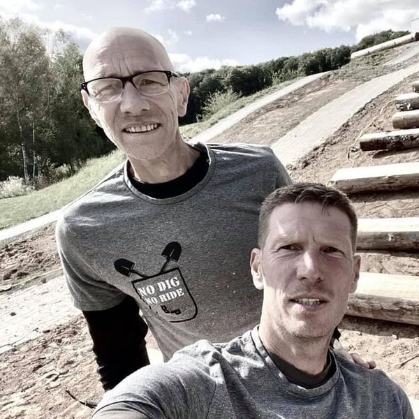 Zwei Männer in grauen T-Shirts machen ein Selfie.
