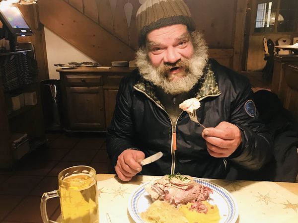 Obdachloser Andreas beim Essen