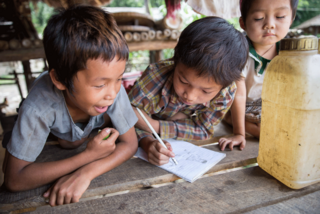 Malende Kinder aus Myanmar